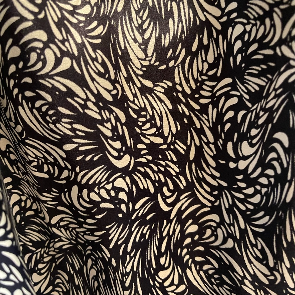 Banana Republic Size 0 midi satin flowy skirt.